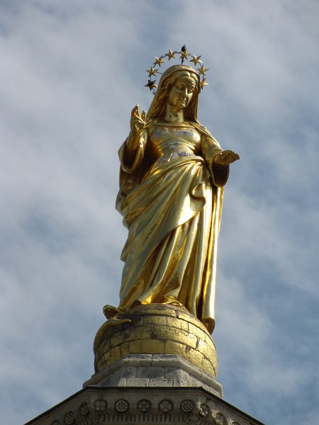beeld_notre dame des doms.jpg - Het grote Mariabeeld boven op de Notre-Dame des Doms.